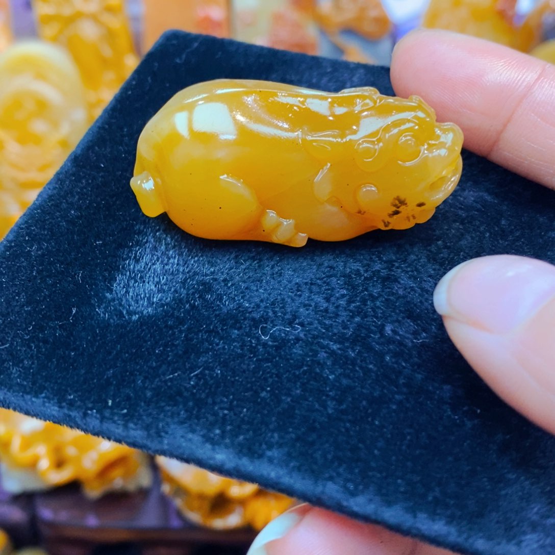 未镶嵌石英质玉（黄龙玉）颈饰