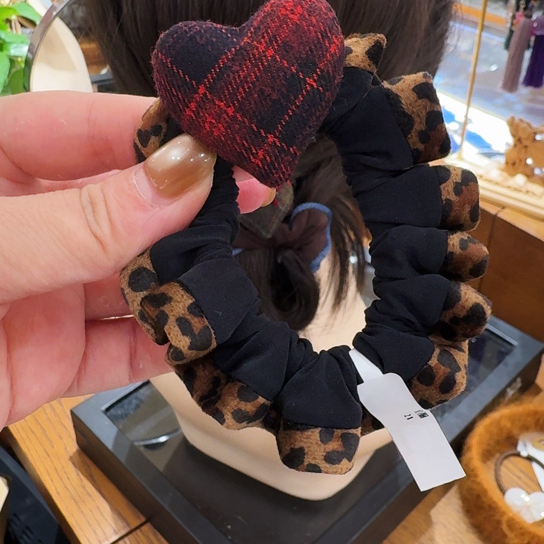 皮质非金属豹纹爱心发绳