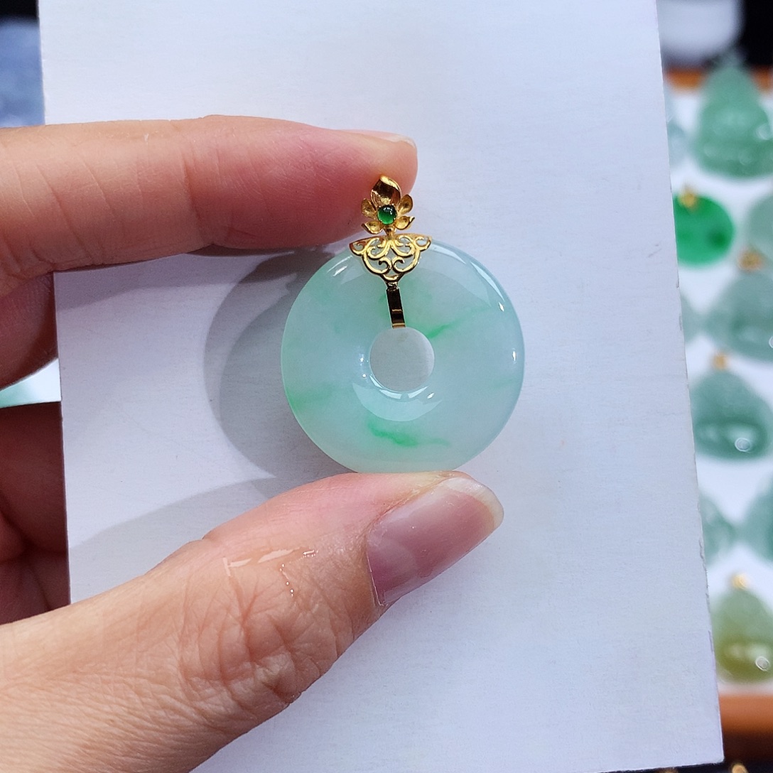 翡翠18K金镶嵌颈饰翡翠吊坠