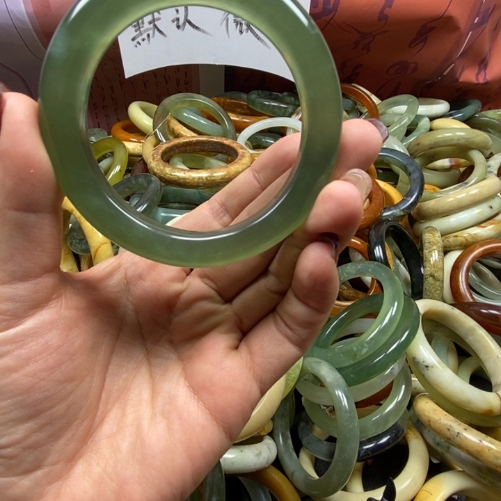 芷***兰蛇纹石玉未镶嵌手镯