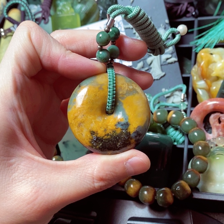 蛇纹石玉颈饰未镶嵌