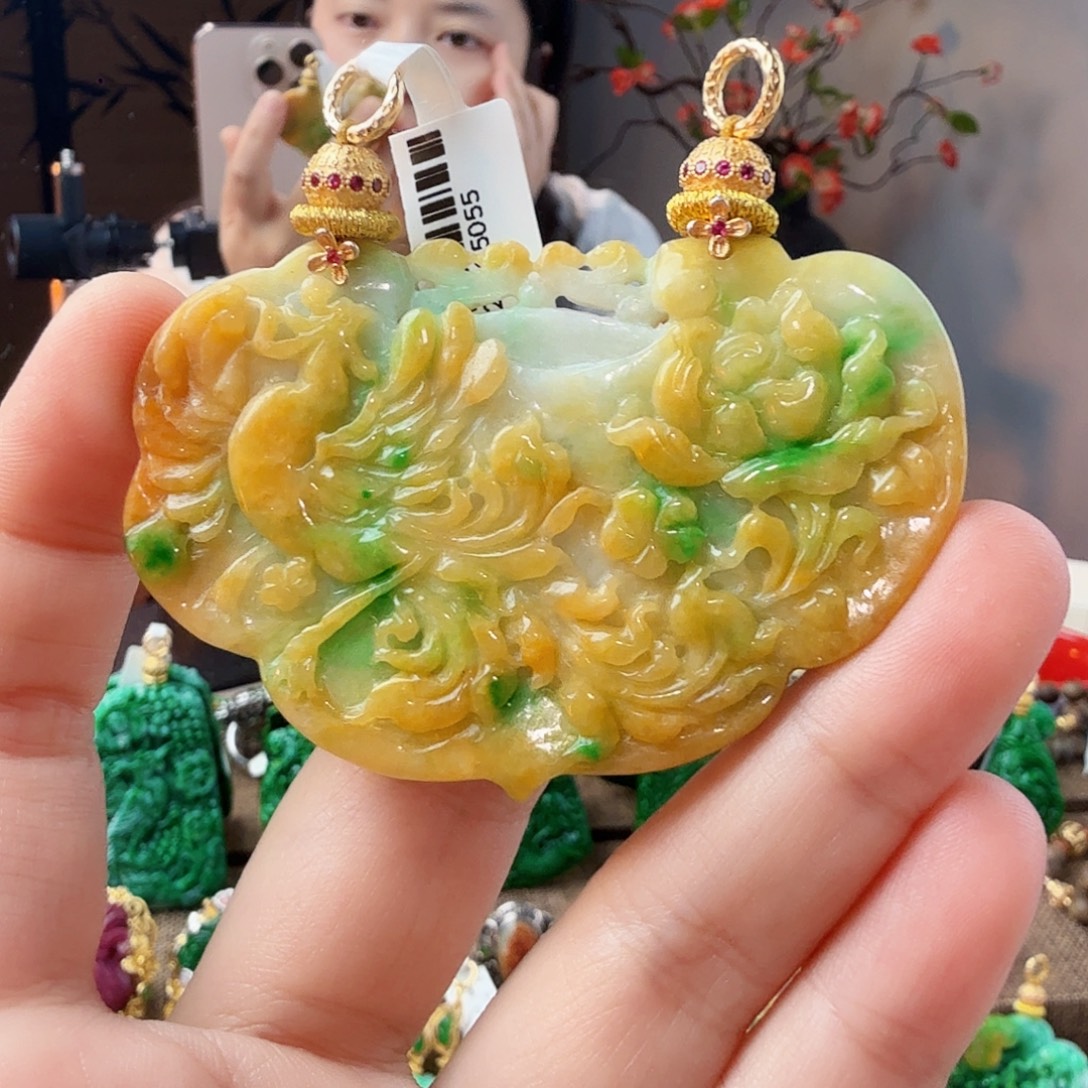 翡翠未镶嵌吊坠(赠链)