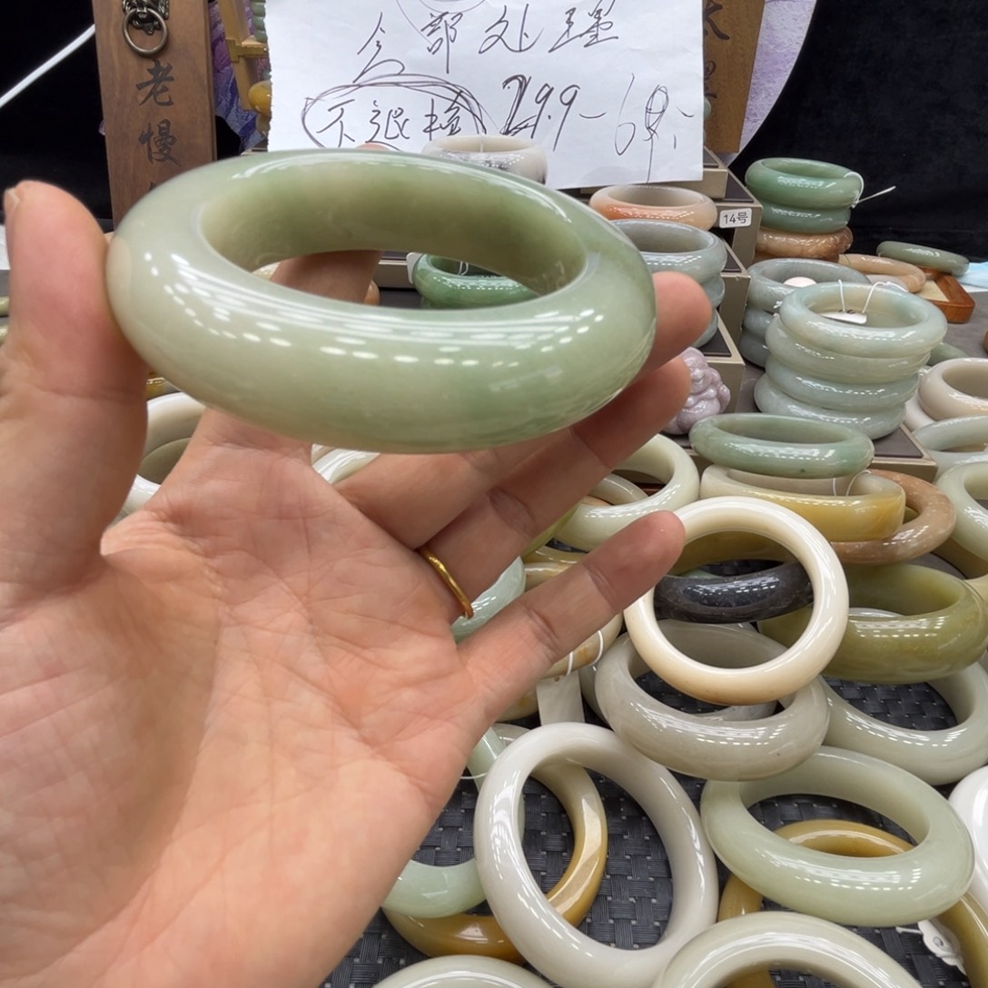 双***舍石英质玉未镶嵌手镯