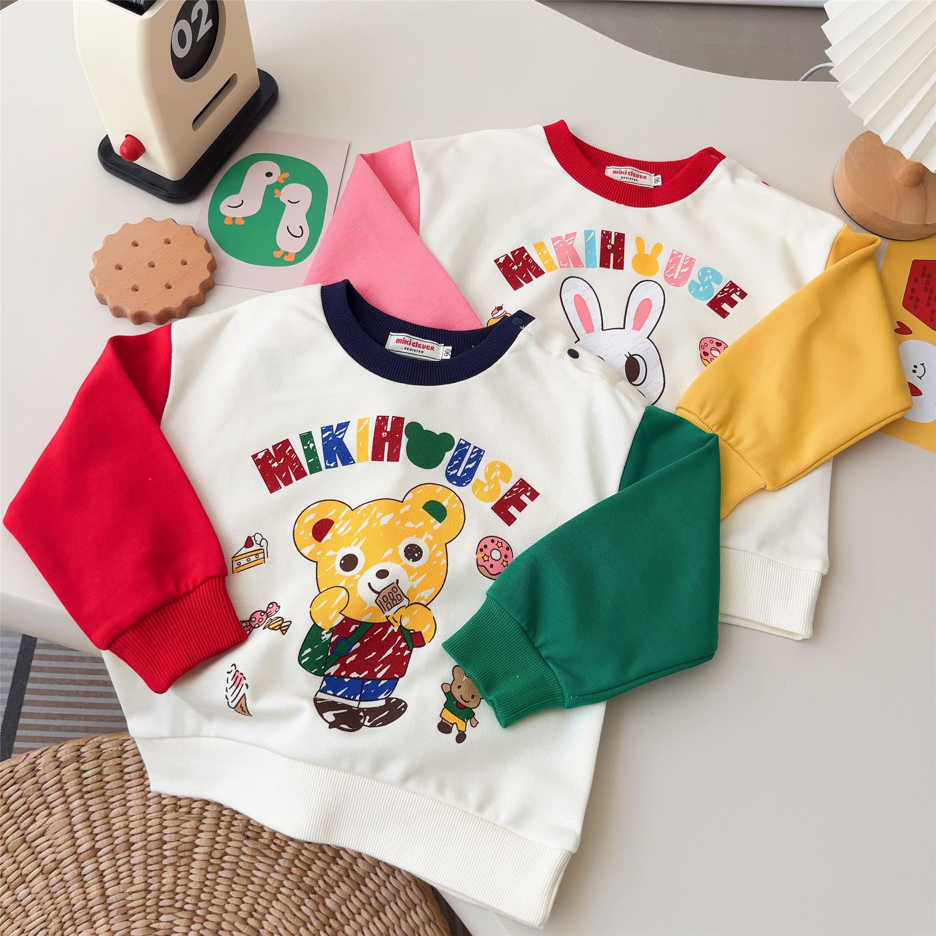 日系外贸儿童卫衣25春新款男女童卡通零食王国双色袖卫衣上衣6006