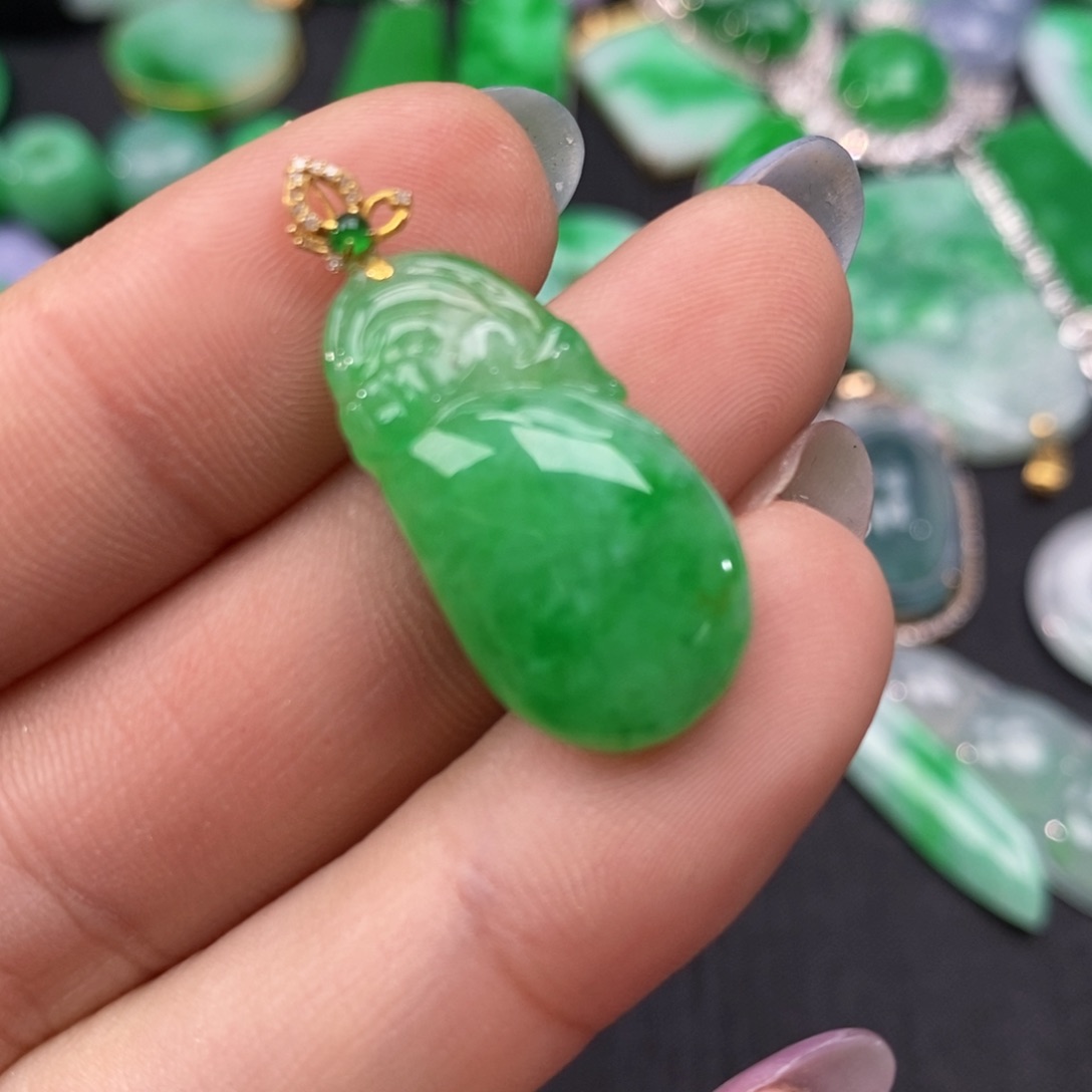 翡翠颈饰18K金镶嵌?*儿翡翠