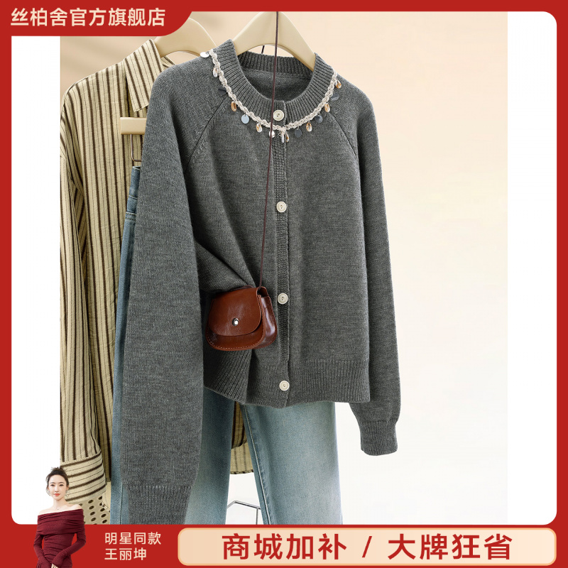 她池2025秋装新款女装时尚长袖单排扣宽松圆领针织衫T53S0020Z