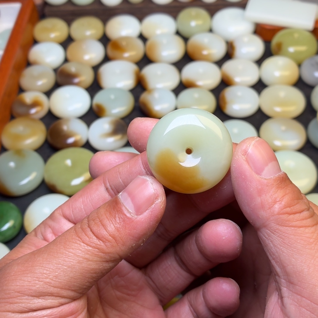 就***儿和田玉未镶嵌颈饰