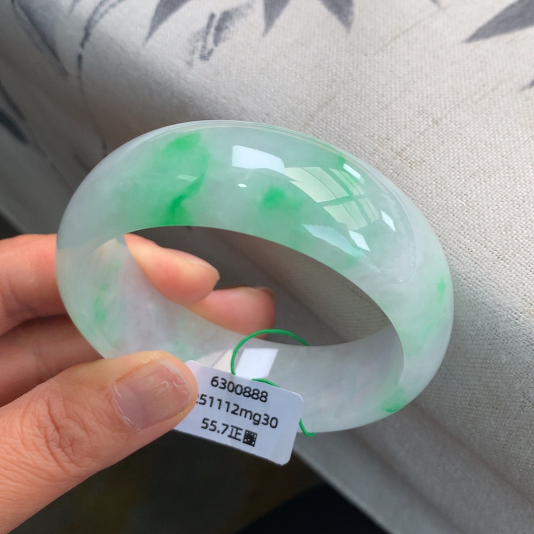 翡翠未镶嵌手镯糯冰白底青轮胎无纹裂【强推】