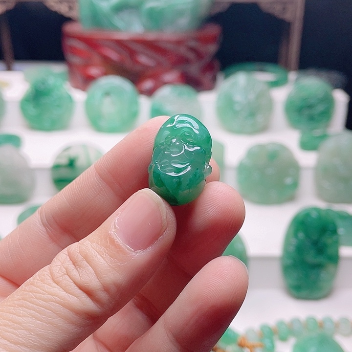 李***意石英质玉未镶嵌颈饰