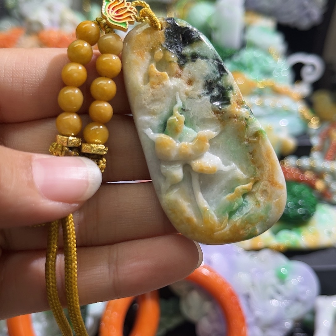 翡翠未镶嵌颈饰待编织
