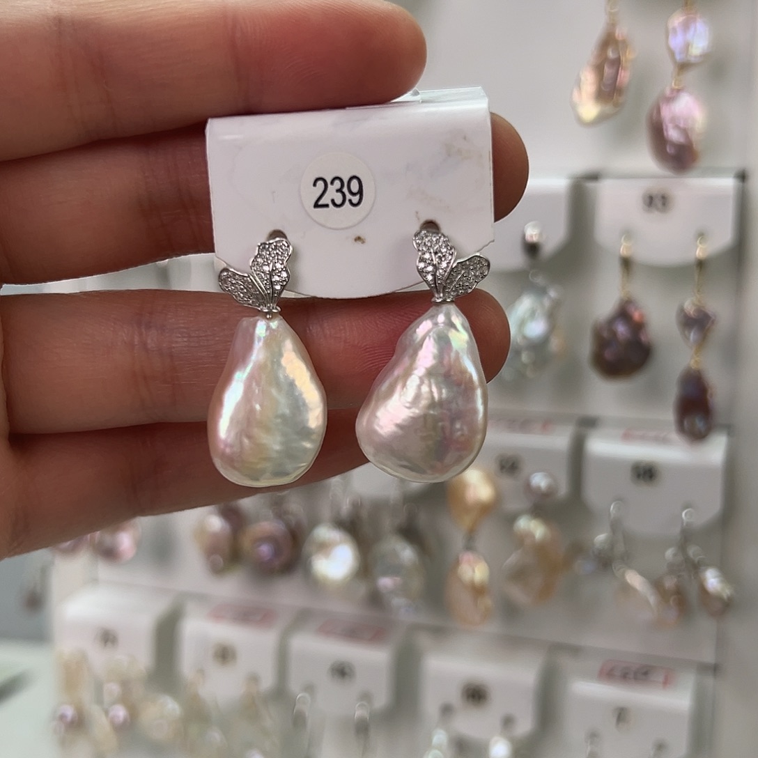 芙***宝非金属巴洛克花瓣耳饰 