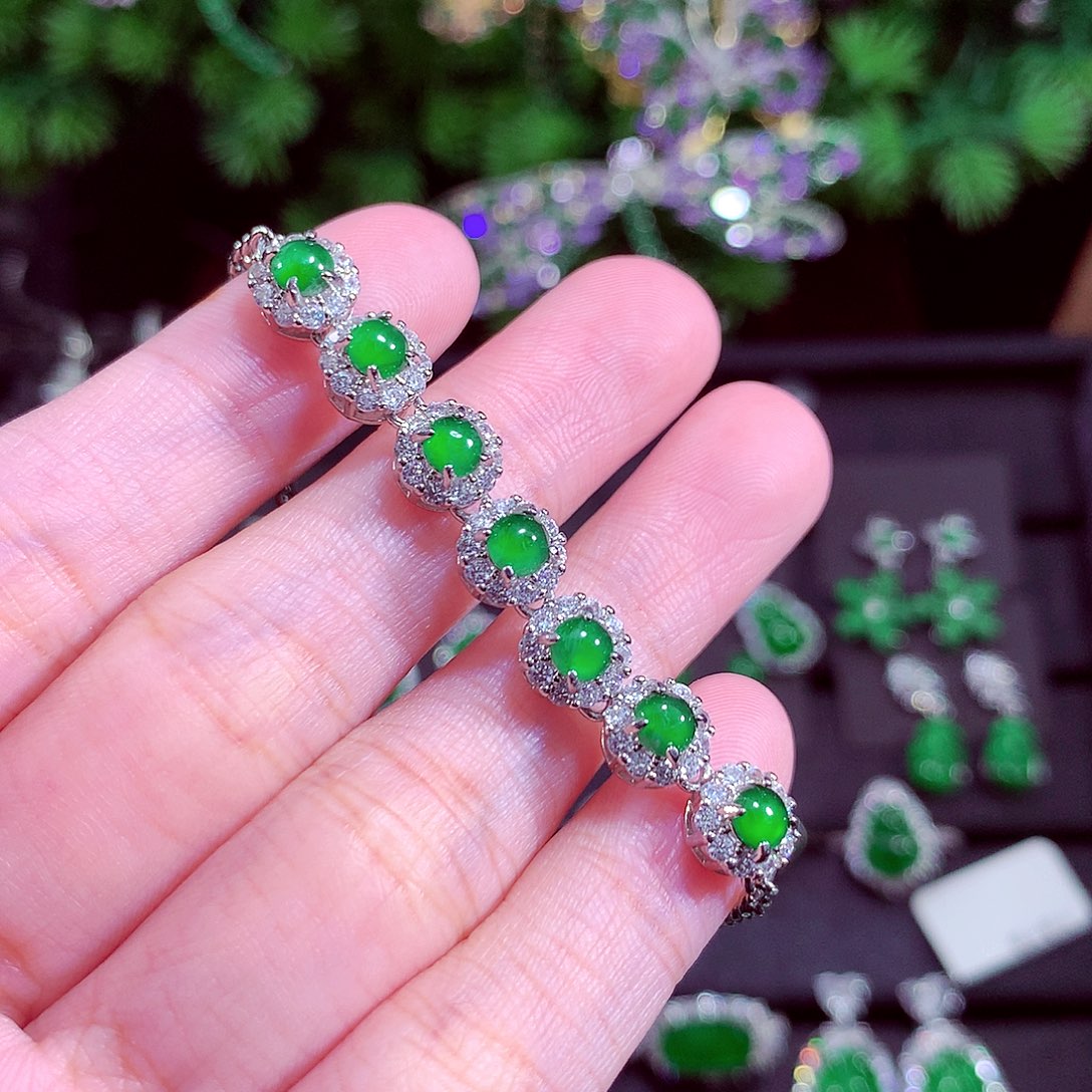 颈饰未镶嵌翡翠?*妹