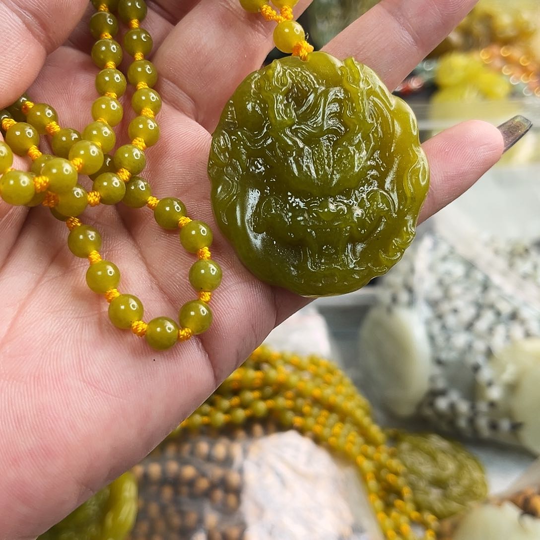 蛇纹石玉颈饰未镶嵌