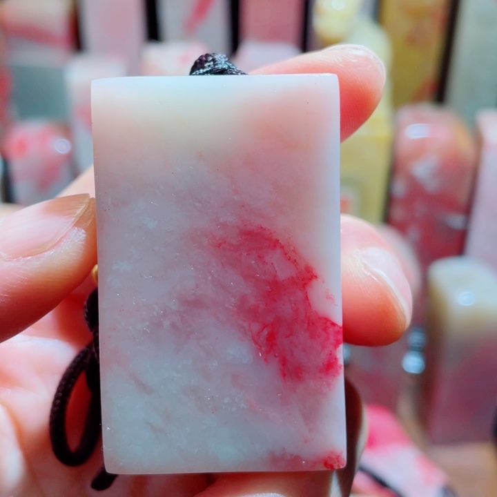 花岗石铁合金巴林鸡血无事牌，质地细腻、完美无瑕