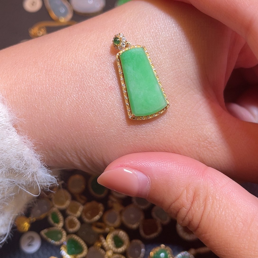 大***利翡翠18K金镶嵌颈饰