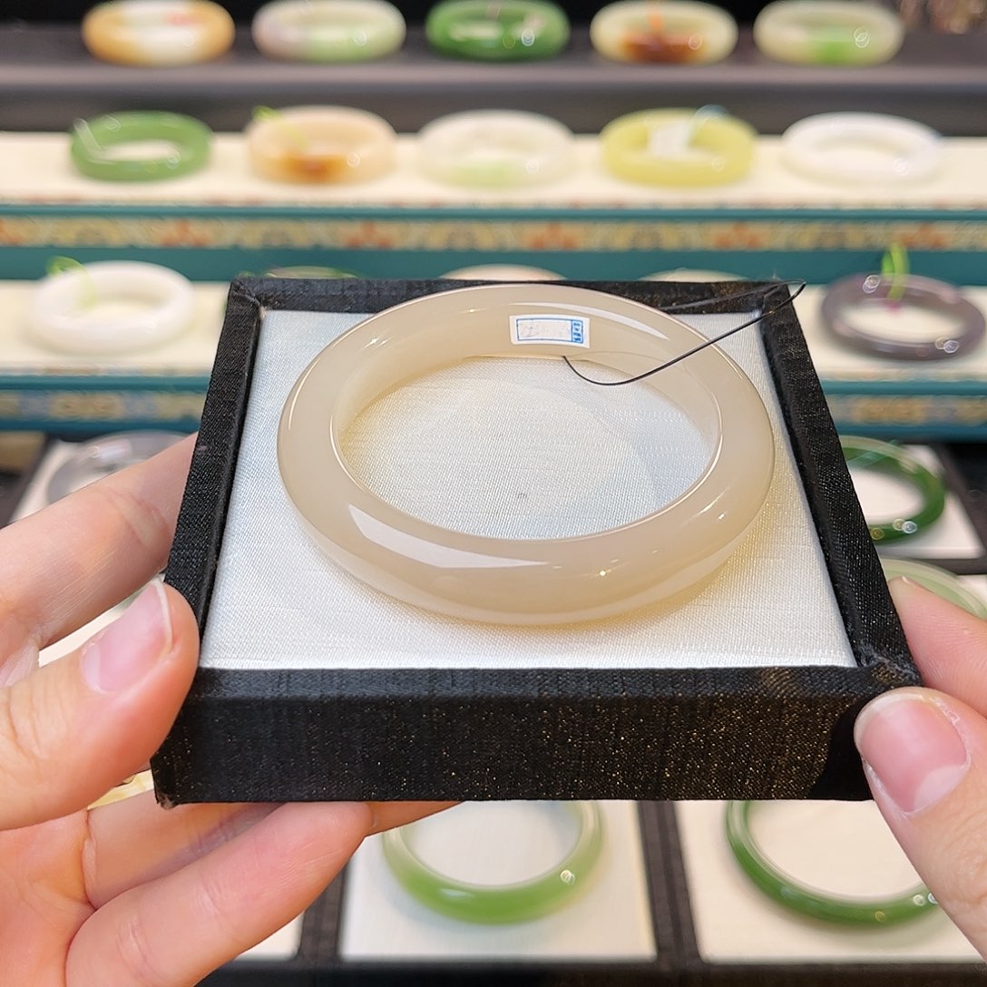 和田玉手镯未镶嵌 熟红粉