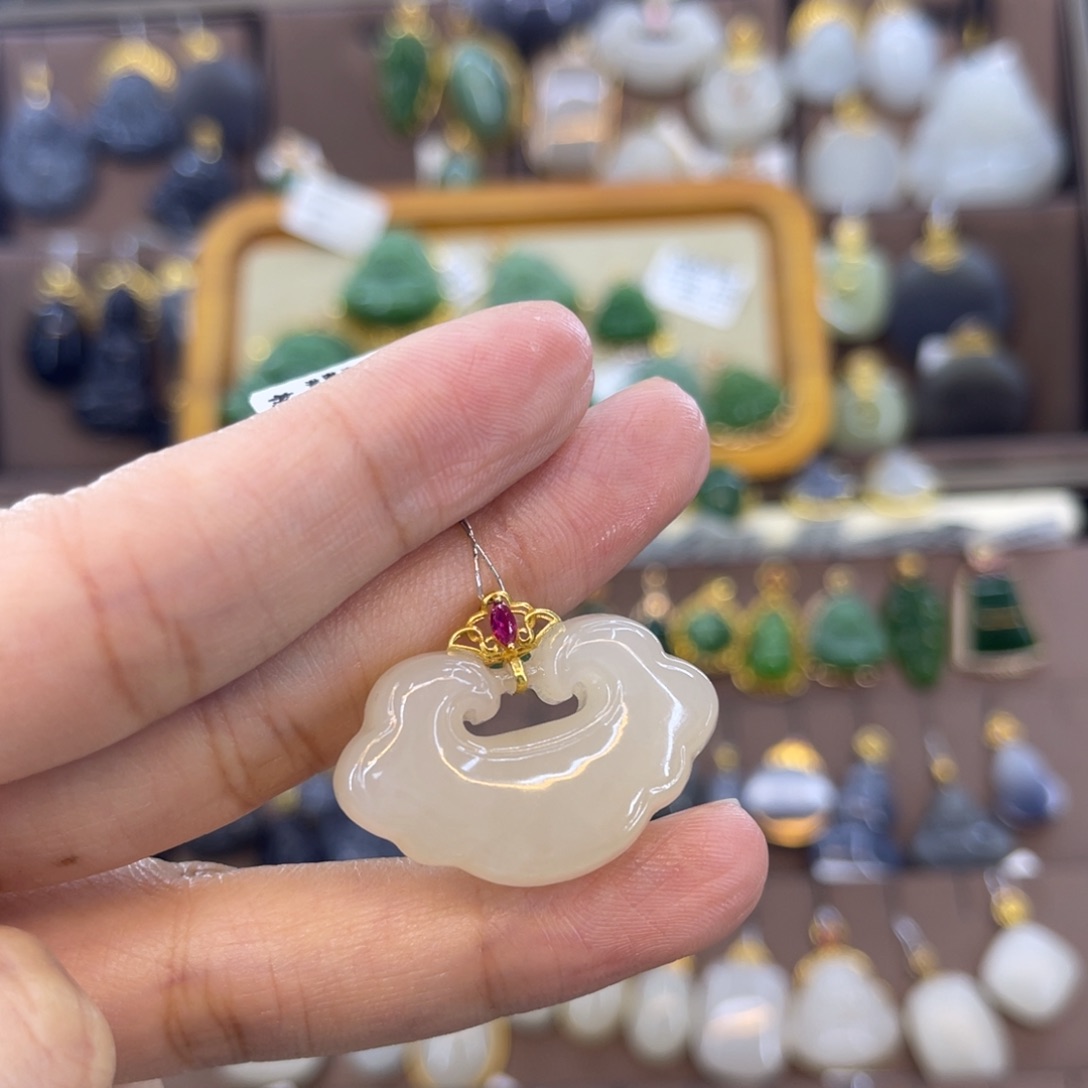 和田玉18K金镶嵌吊坠大*子