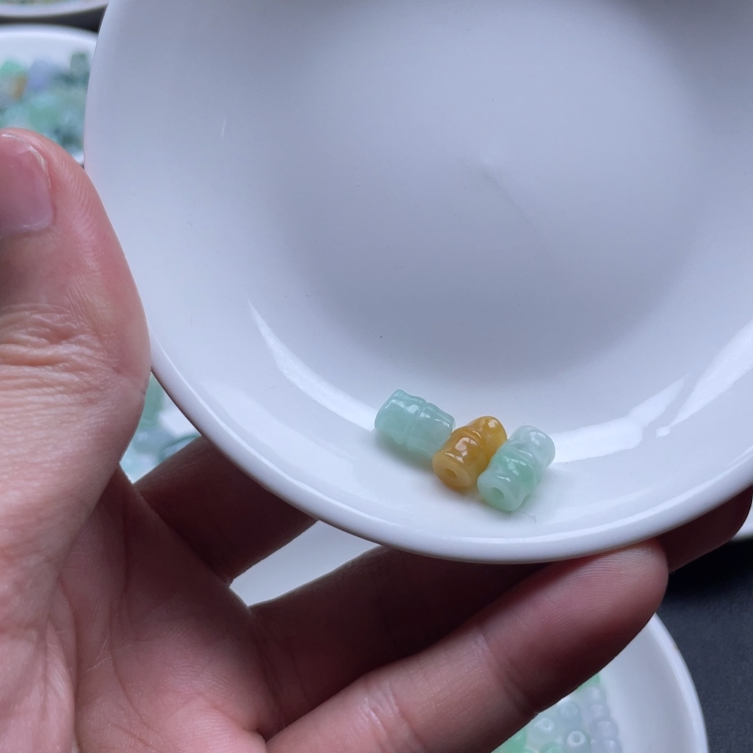 翡翠散珠翡翠通孔竹子卡9+。 3颗