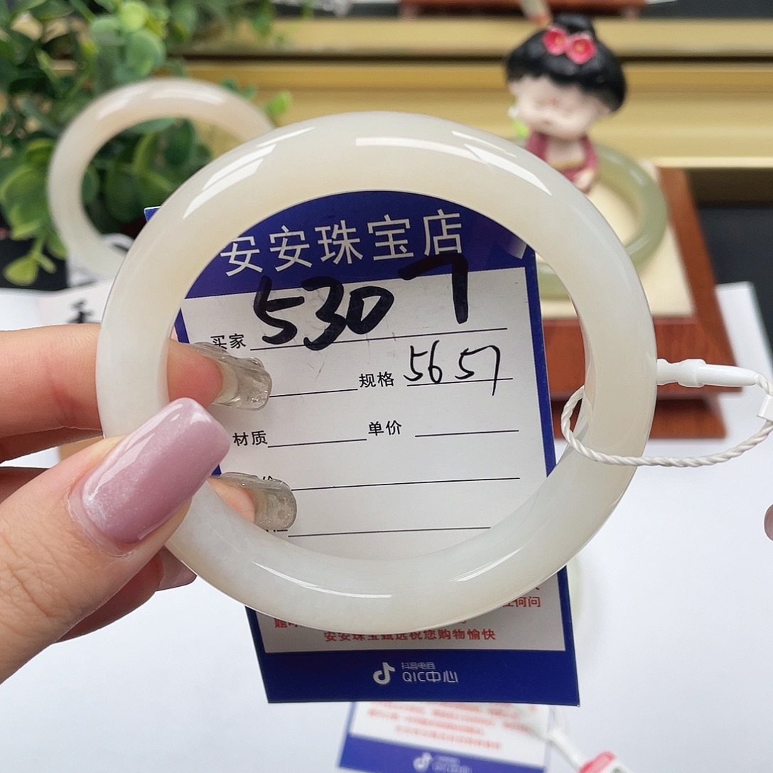 和田玉未镶嵌手镯