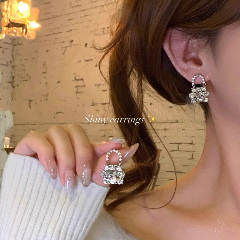 铜合金锆石耳饰 重工款秋冬气质闪锆包包耳环女小香风设计感耳针