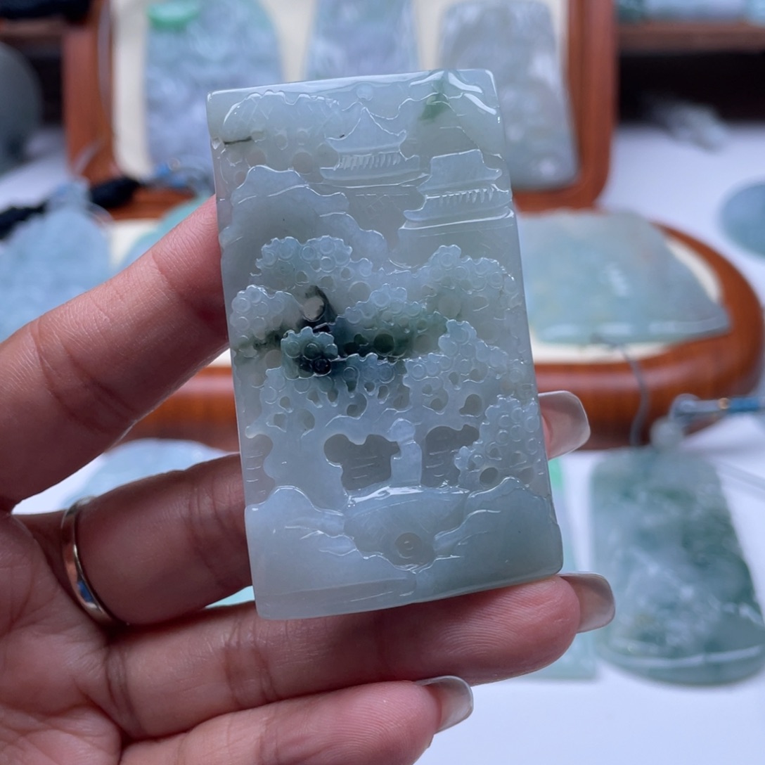 翡翠未镶嵌颈饰山水