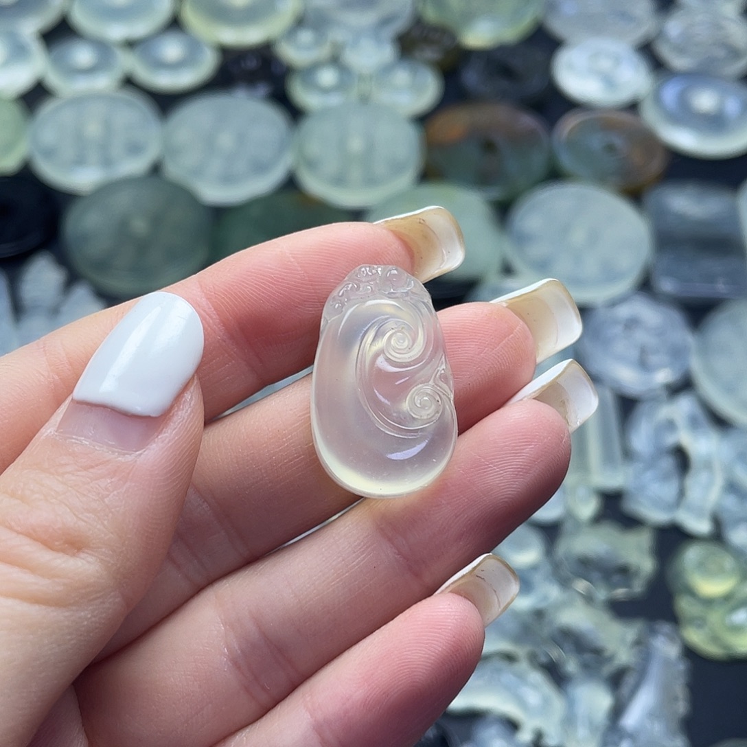 岫玉未镶嵌颈饰如意