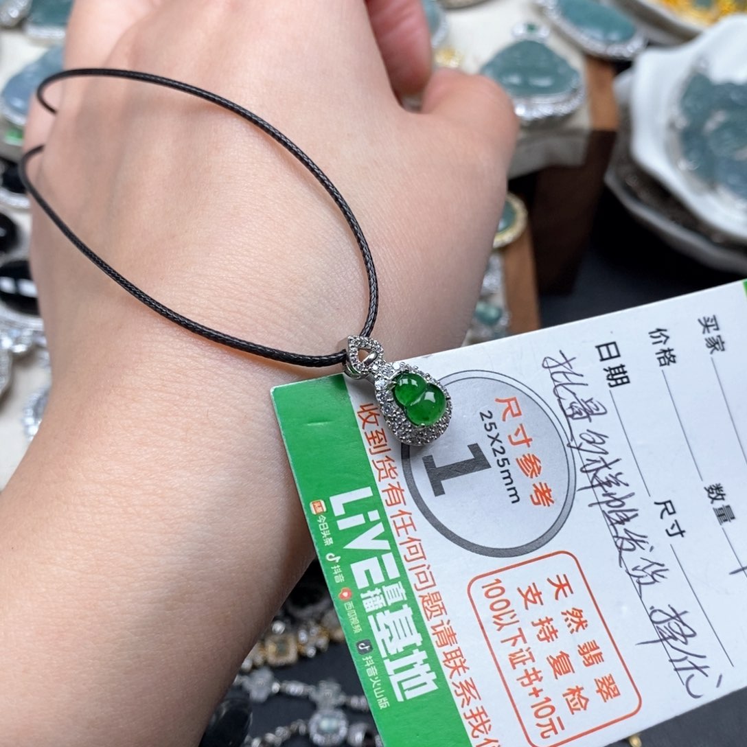 翡翠颈饰未镶嵌翡翠