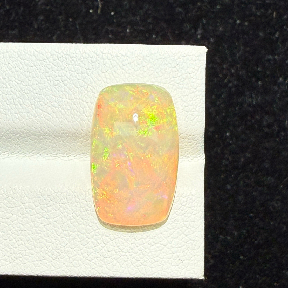 6.63ct天然彩欧泊裸石，尺寸18.4*11.5*5.7mm，颜色美艳，油画般色彩