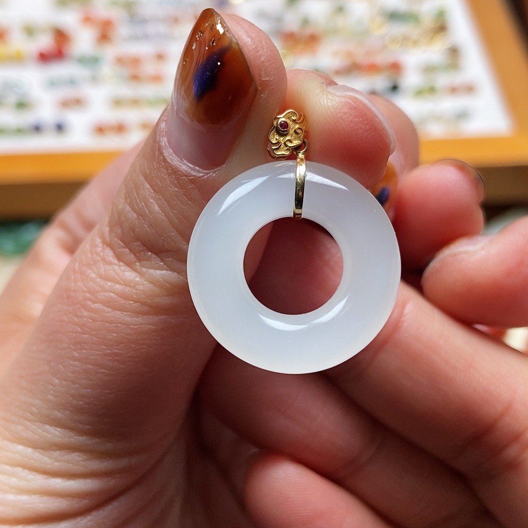 和田玉吊坠18K金镶嵌