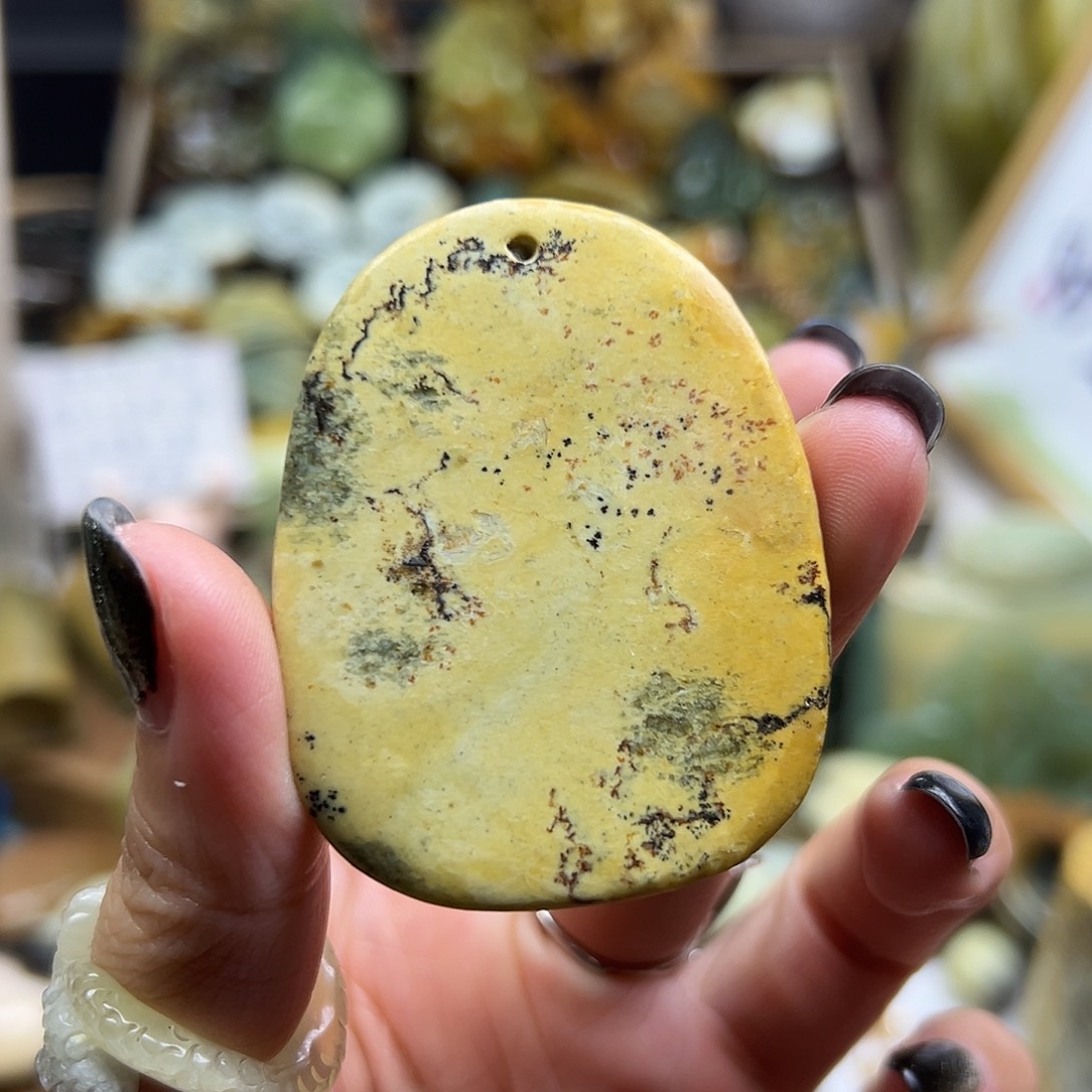 岫岩河磨玉（透闪石质玉）未镶嵌颈饰河磨玉椴树林牌子