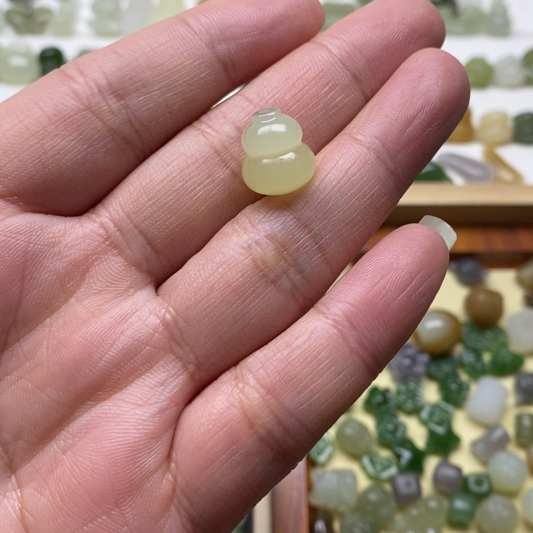 兰****和田玉未镶嵌颈饰