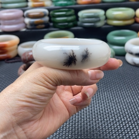 石英岩玉未镶嵌手镯