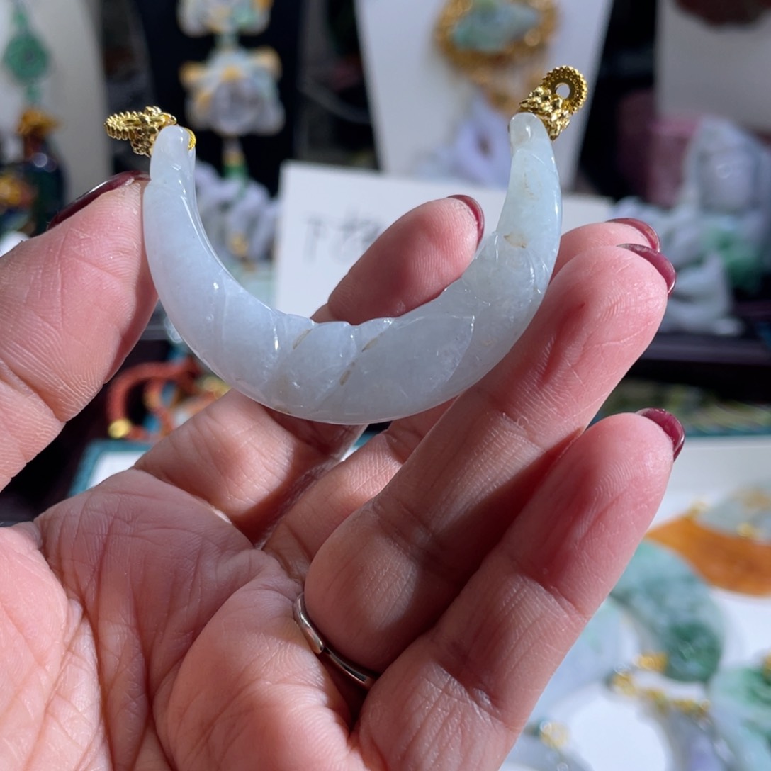 翡翠颈饰未镶嵌翡翠弯弯