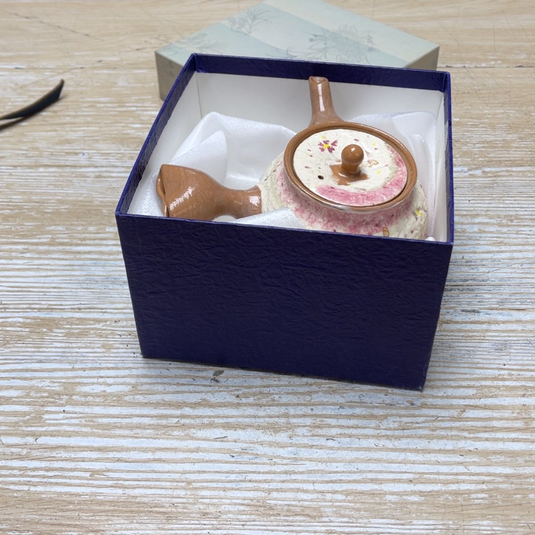 瓷片?*咄密密麻麻地排列着一个