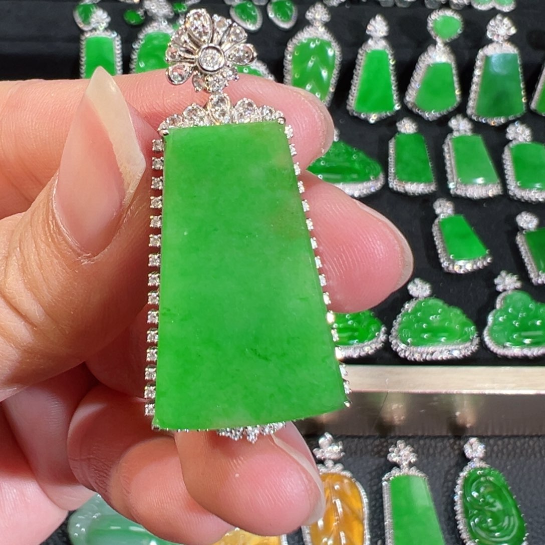 【闪购商品】翡翠吊坠(不含链)18K金镶嵌