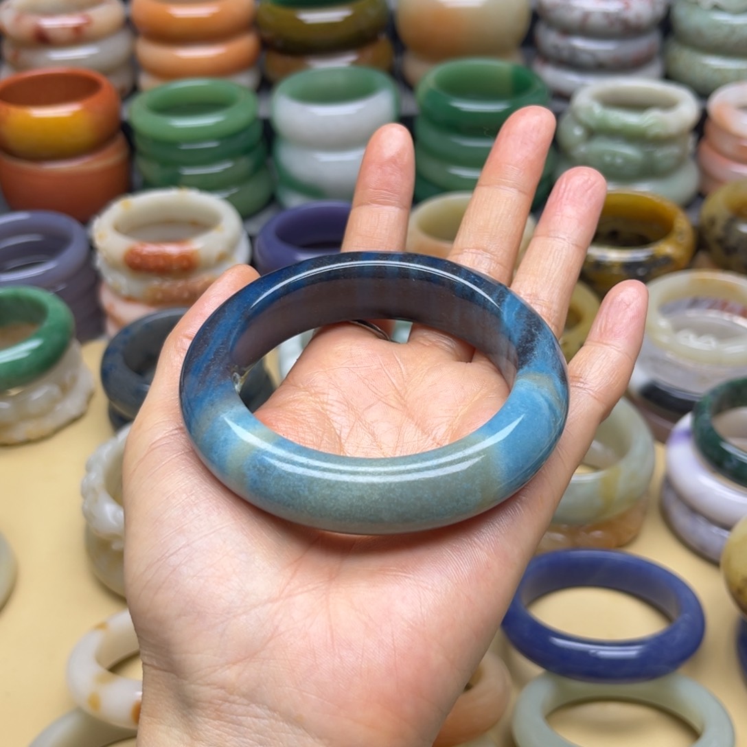 石英质玉手镯未镶嵌读*