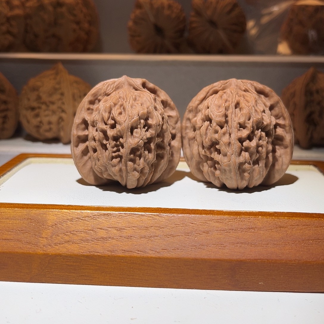 Ｍ***o文玩核桃吊坠42菊花底四座楼，满肉