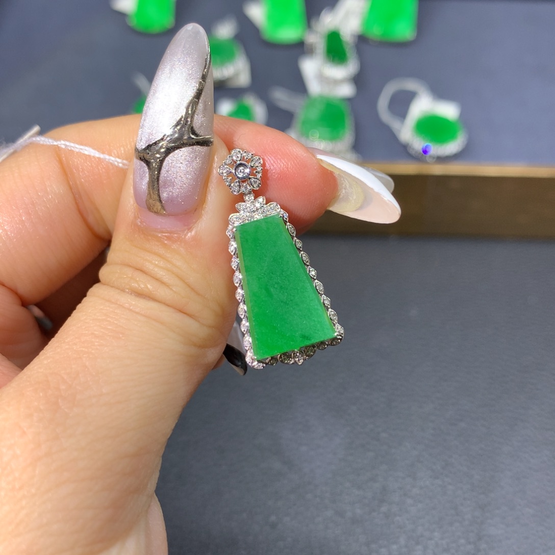 翡翠颈饰18K金镶嵌翡翠