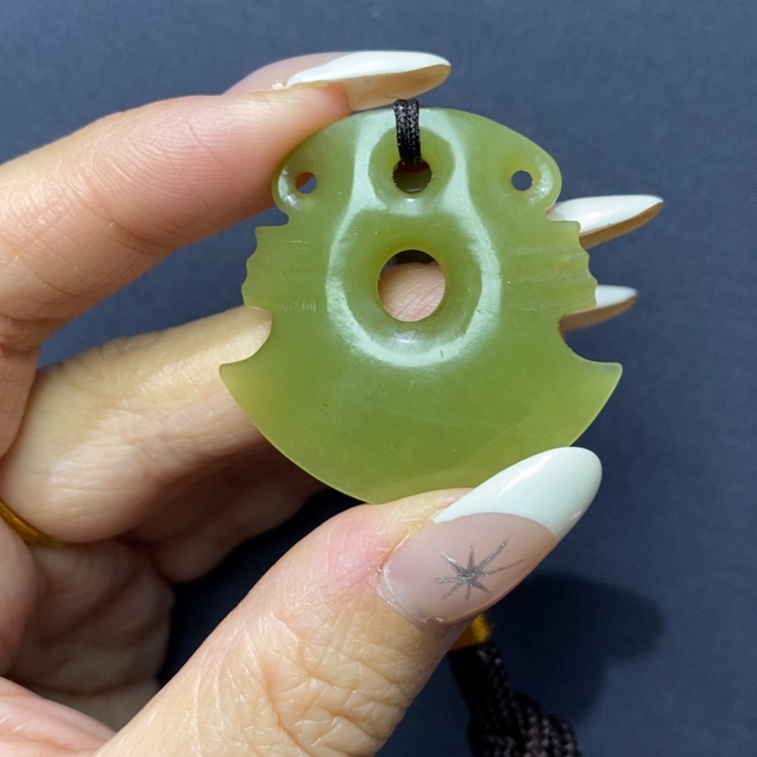 和田玉未镶嵌颈饰黄玉钺刀