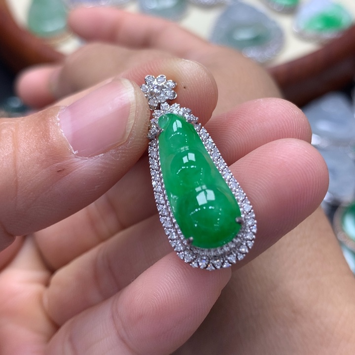 翡翠吊坠(不含链)18K金镶嵌