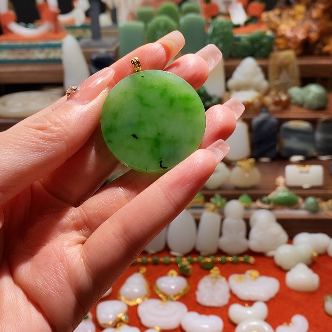 和田玉吊坠(不含链)18K金镶嵌
