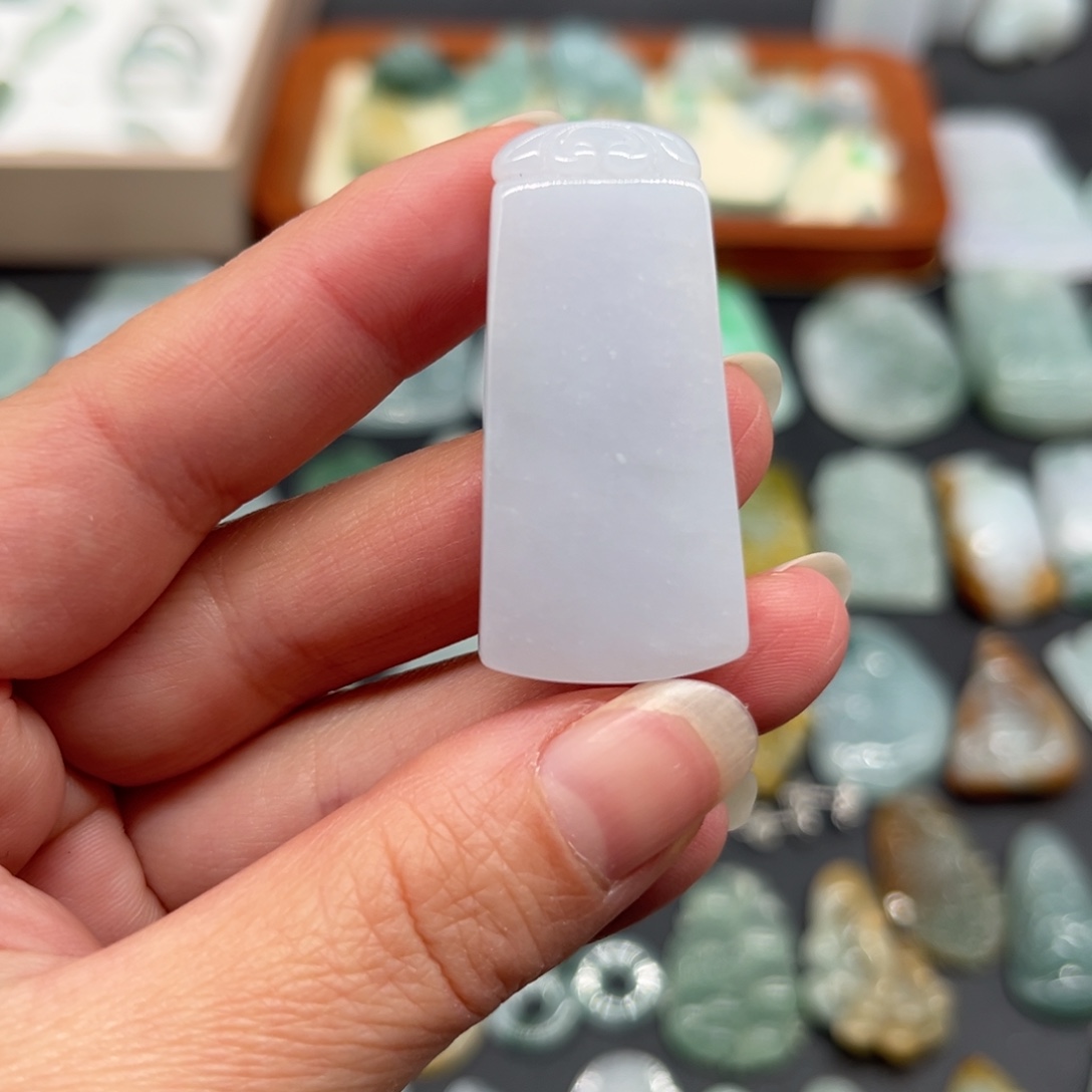 翡翠未镶嵌颈饰无事牌