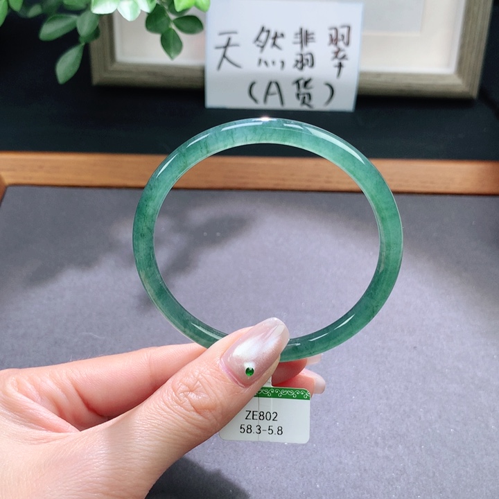 翡翠手镯未镶嵌天然翡翠手镯