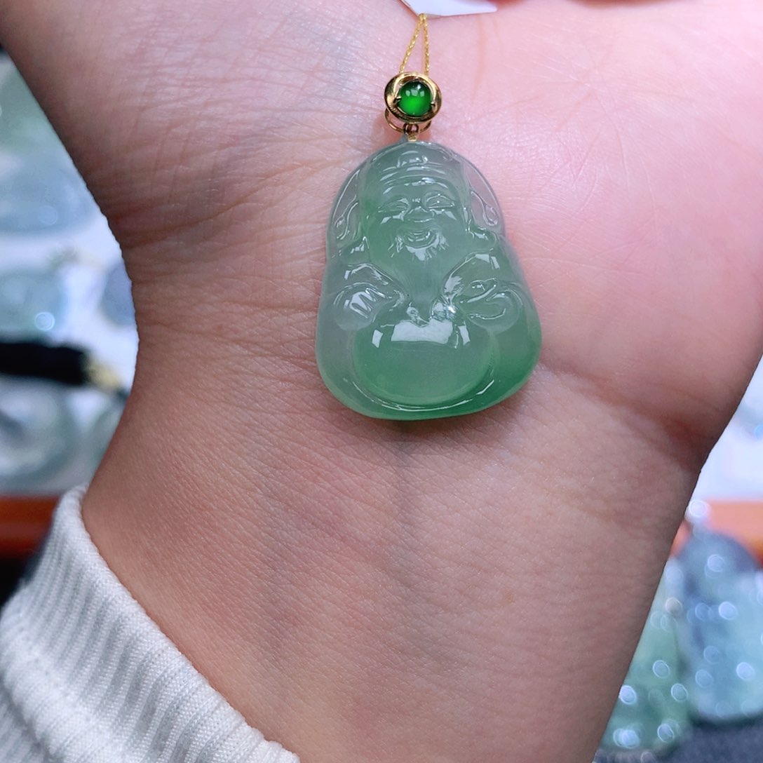 翡翠18K金镶嵌颈饰财神爷