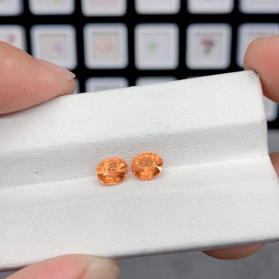 石榴石（芬达石）裸石未镶嵌2.4克拉有包体