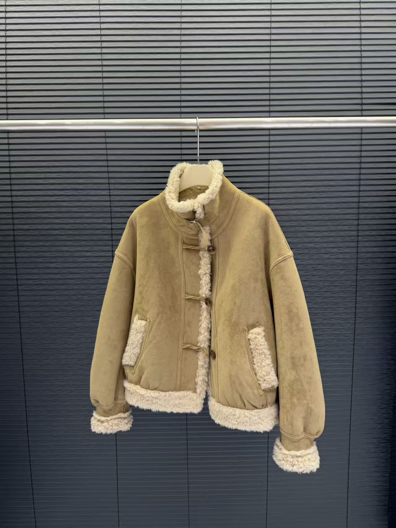 仓美美女装-领口纽扣麂皮绒羊毛外套