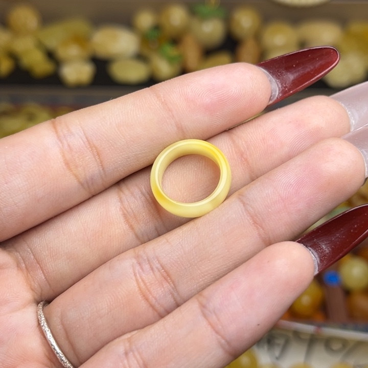 小***哥蜜蜡未镶嵌珠宝奇石鸡油黄妖花俏色跑环