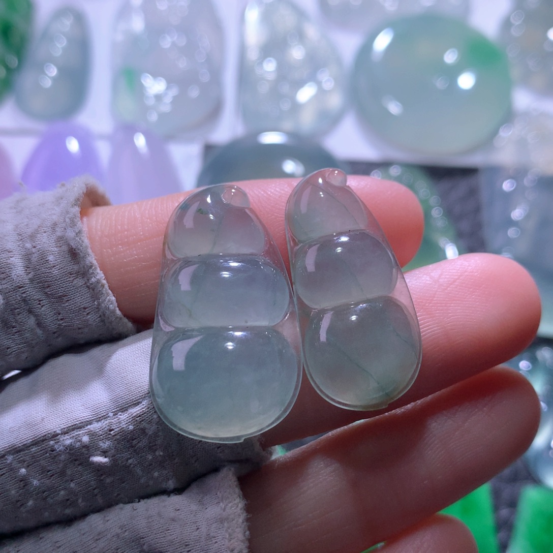 翡翠未镶嵌颈饰一对