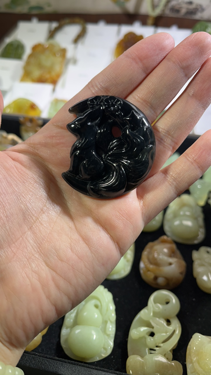 岫玉九尾狐吊坠锁骨