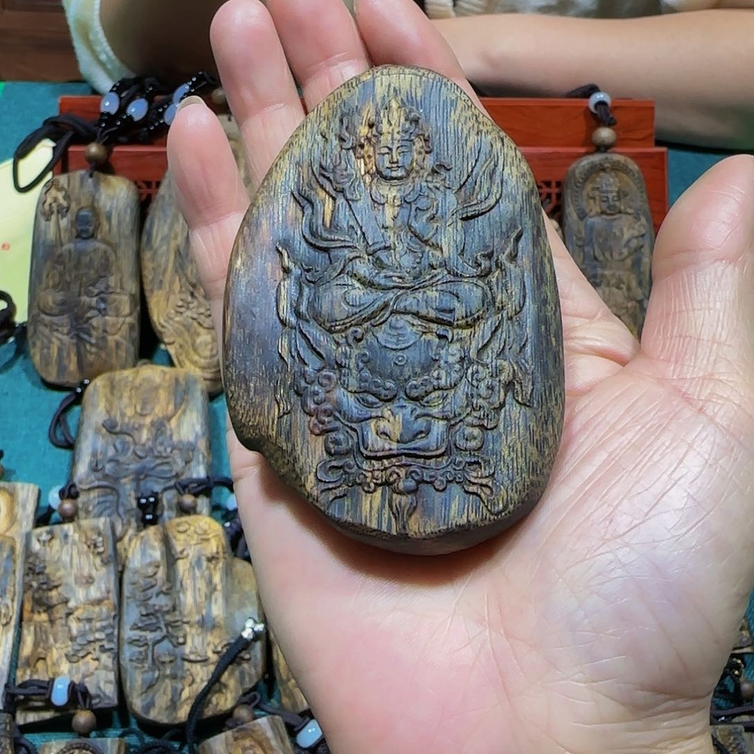 沉香吊坠樂****海南白奇糖结老料雕刻文殊菩萨带绳43.9克